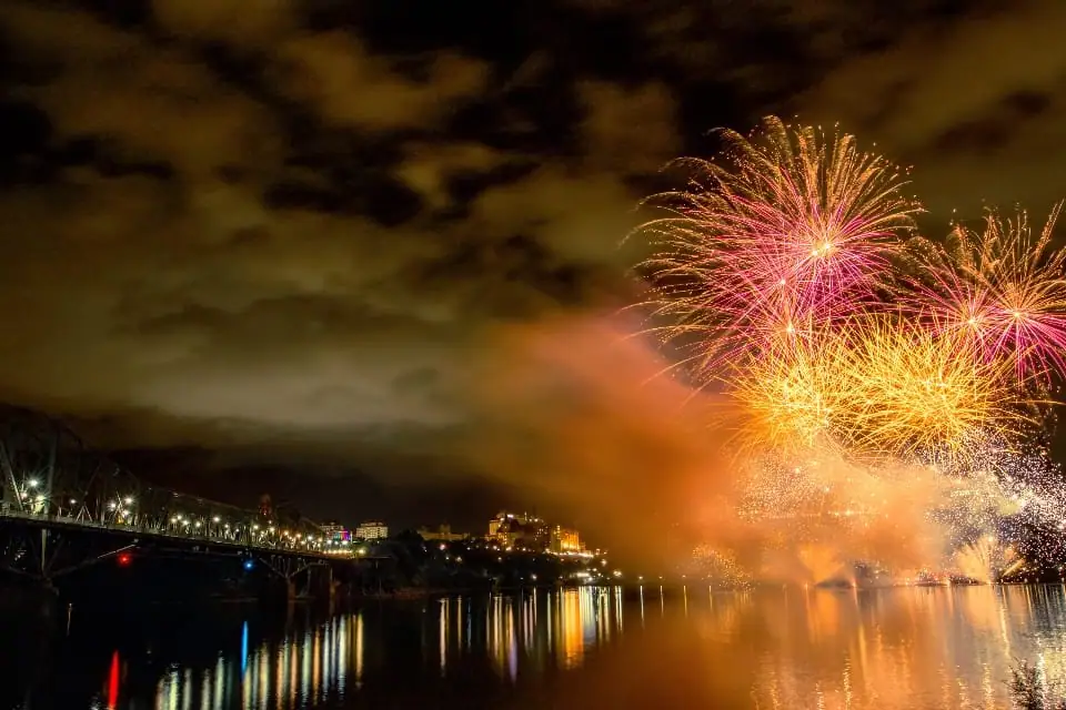 Fogos de artifício sobre o mar