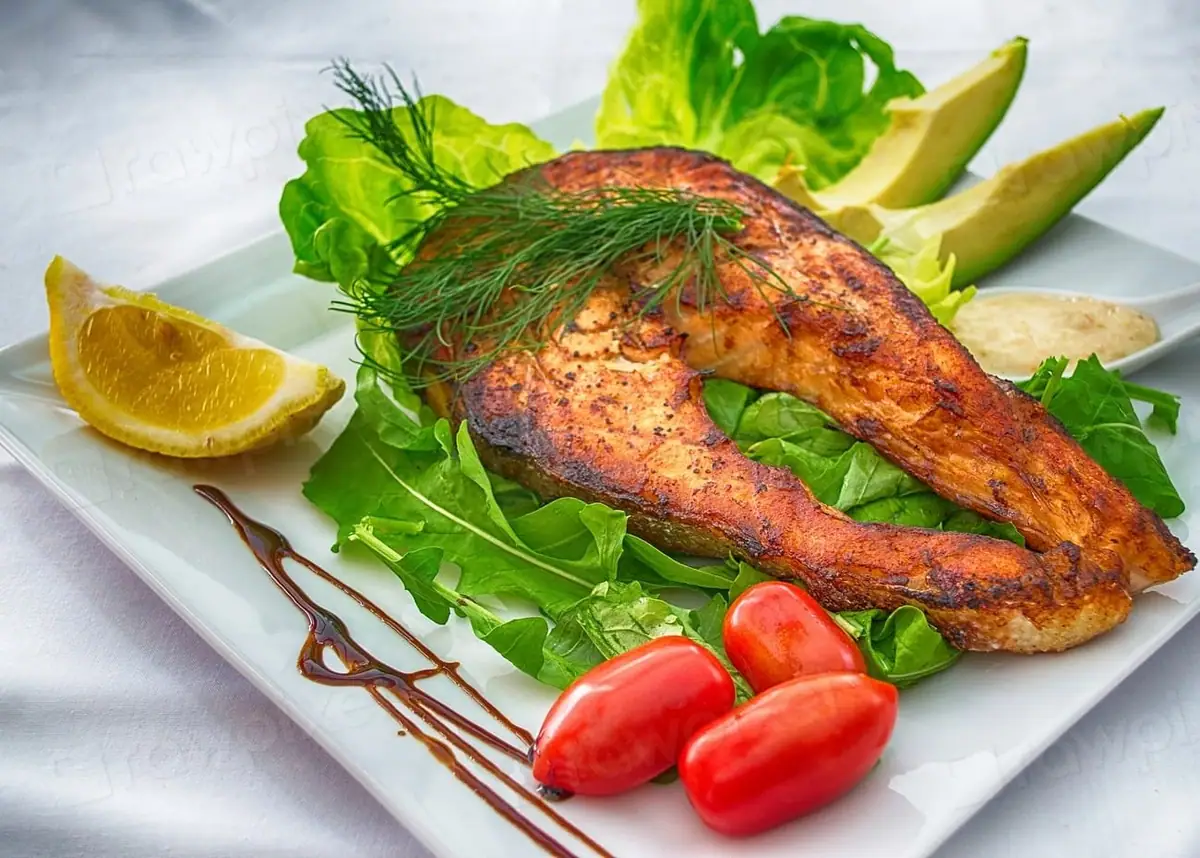 Peixe grelhado com salada e limão