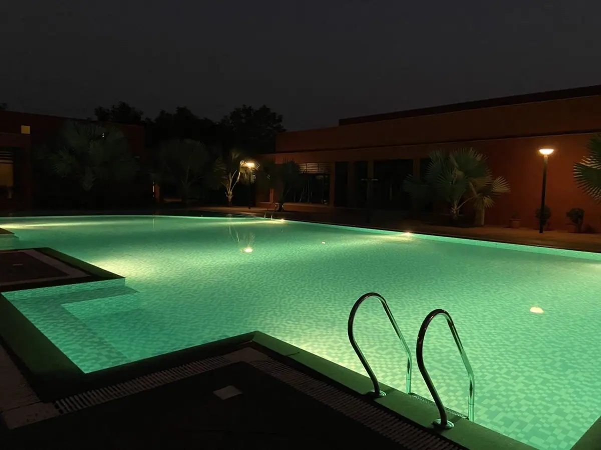 Piscina iluminada à noite