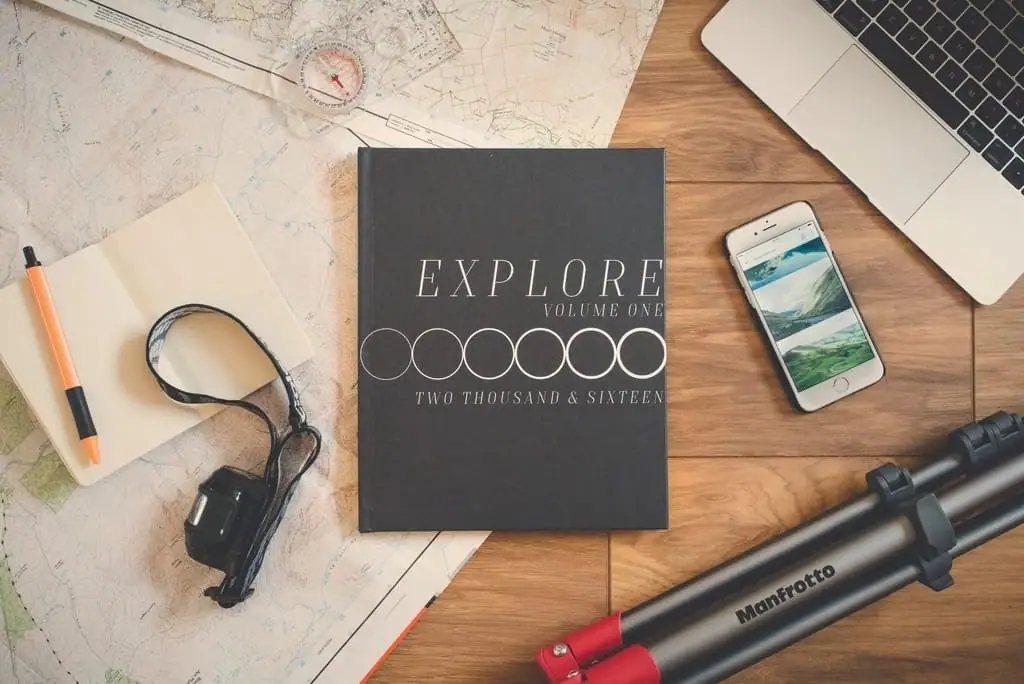 Mesa com celular e itens de planejamento de viagem