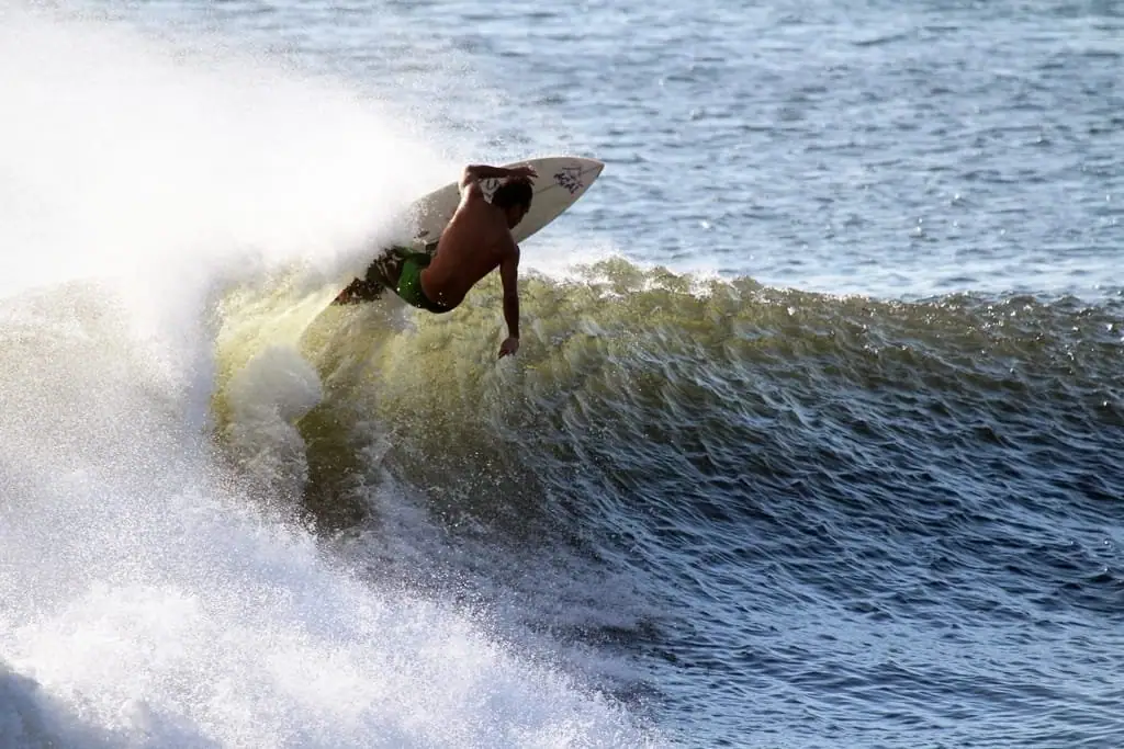 Surfista pegando onda